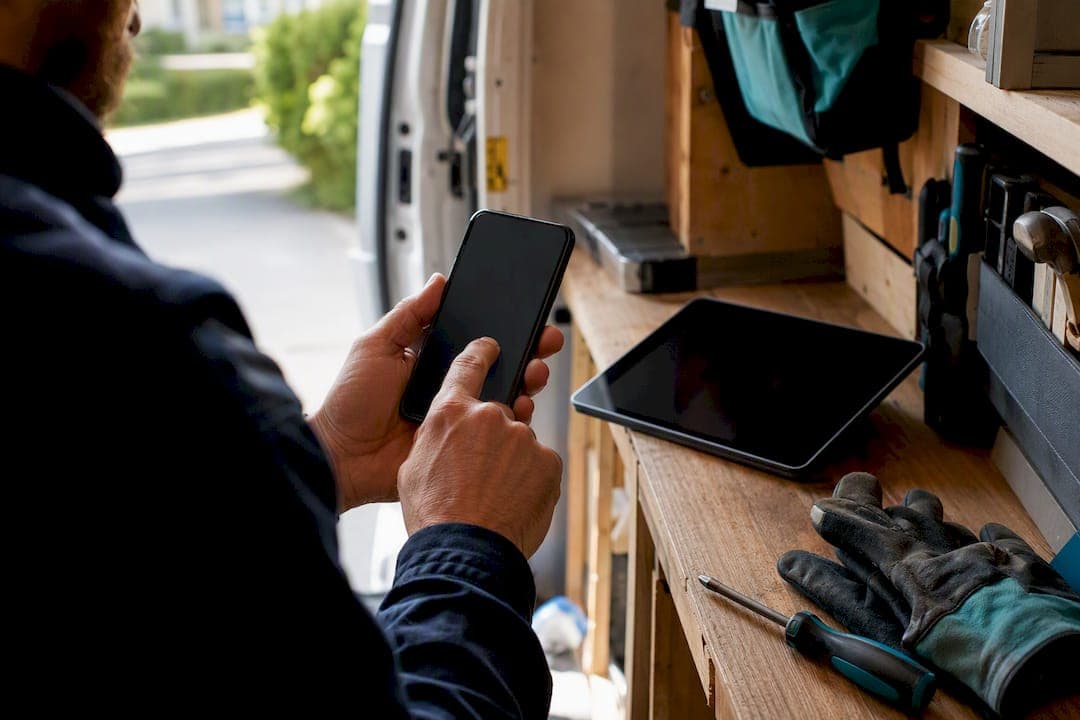 Invoice vs Receipt: What Trades and Freelancers Need