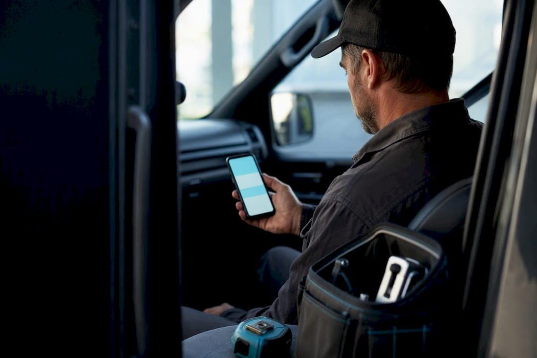3 Ways Solo Trades Send SMS Quotes With Pay Links That Close Faster